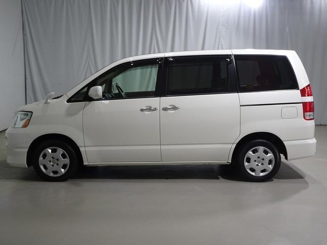 ノア Ｘ　スペシャルエディション　トヨタ認定中古車　一年間保証付　ワンセグ　ＤＶＤナビ　ＥＴＣ　キーレスエントリー　オートエアコン　シガーライター　電動格納ミラー　両側電動スライドドア　ＨＩＤヘッドライト　スペアタイヤ　ＡＢＳ（3枚目）