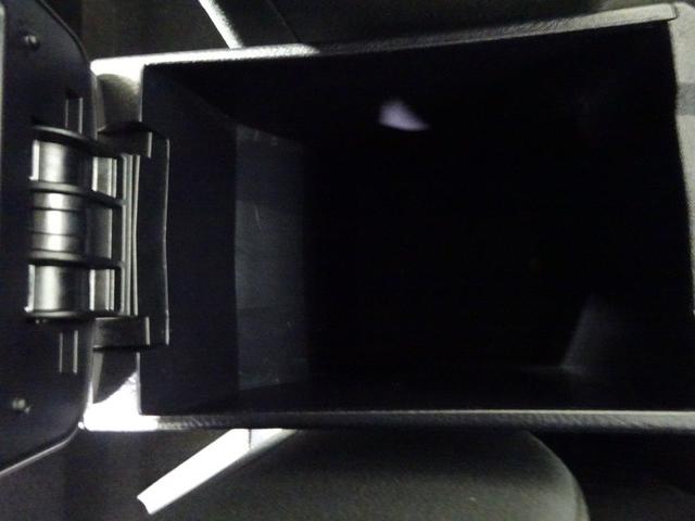 �^�]�Ȃ̃Z���^�[�A�[�����X�g���̎��[�{�b�N�X�B