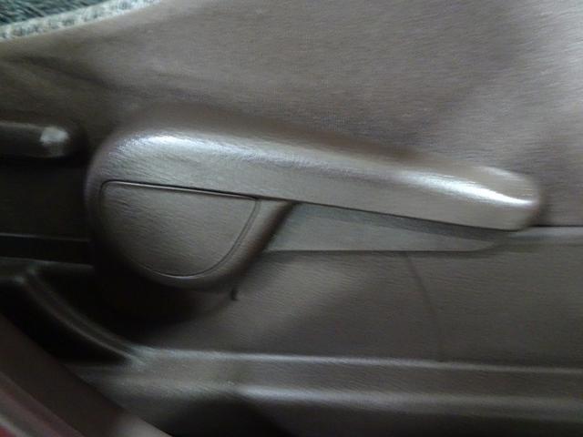 �^�]�ȃV�[�g�͏㉺�A�W���X�^�[�t���ŁA�œK�̃h���C�r���O�|�W�V�����ɍ��킹�₷���Ȃ��Ă��܂��B