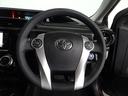 落ち着いた色遣いの運転席周り。飽きの来ないすっきりとしたデザイン。