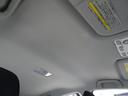 圧迫感のない天井が、車内をさらに広く感じさせてくれます。