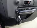 運転席ドアのドリンクホルダーと小物入れ。