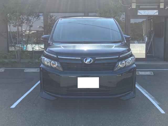 ヴォクシー Ｘ　シンクロウェザータイヤ　三列シート　スマートキー　チップアップシート　ミラー一体型前後ドラレコ　フルセグ　ＢＬＵＥＴＯＯＴＨ接続　バックカメラ　電格ミラー（3枚目）