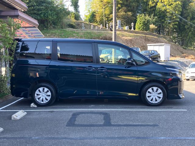 ヴォクシー Ｘ　シンクロウェザータイヤ　三列シート　スマートキー　チップアップシート　ミラー一体型前後ドラレコ　フルセグ　ＢＬＵＥＴＯＯＴＨ接続　バックカメラ　電格ミラー（4枚目）