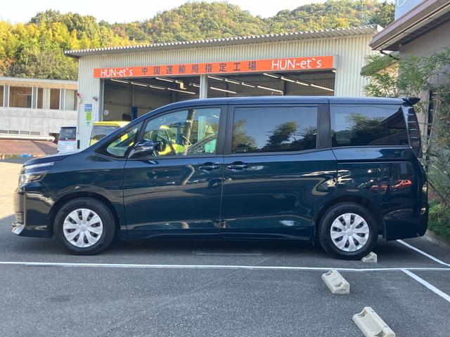 ヴォクシー Ｘ　シンクロウェザータイヤ　三列シート　スマートキー　チップアップシート　ミラー一体型前後ドラレコ　フルセグ　ＢＬＵＥＴＯＯＴＨ接続　バックカメラ　電格ミラー（5枚目）