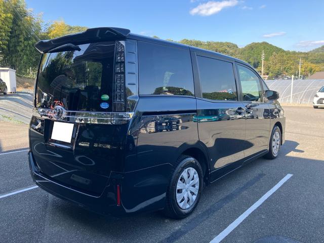 ヴォクシー Ｘ　シンクロウェザータイヤ　三列シート　スマートキー　チップアップシート　ミラー一体型前後ドラレコ　フルセグ　ＢＬＵＥＴＯＯＴＨ接続　バックカメラ　電格ミラー（6枚目）