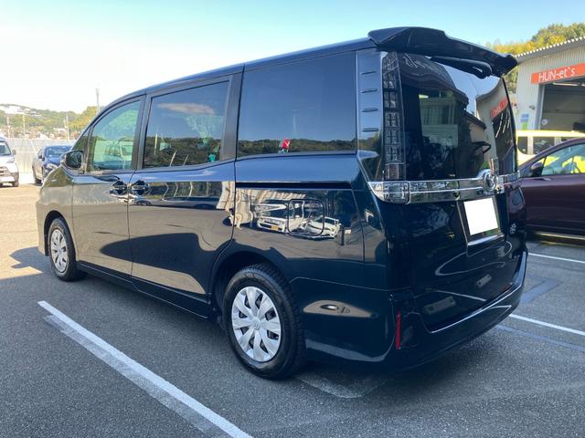 ヴォクシー Ｘ　シンクロウェザータイヤ　三列シート　スマートキー　チップアップシート　ミラー一体型前後ドラレコ　フルセグ　ＢＬＵＥＴＯＯＴＨ接続　バックカメラ　電格ミラー（7枚目）