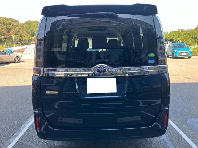 ヴォクシー Ｘ　シンクロウェザータイヤ　三列シート　スマートキー　チップアップシート　ミラー一体型前後ドラレコ　フルセグ　ＢＬＵＥＴＯＯＴＨ接続　バックカメラ　電格ミラー（8枚目）