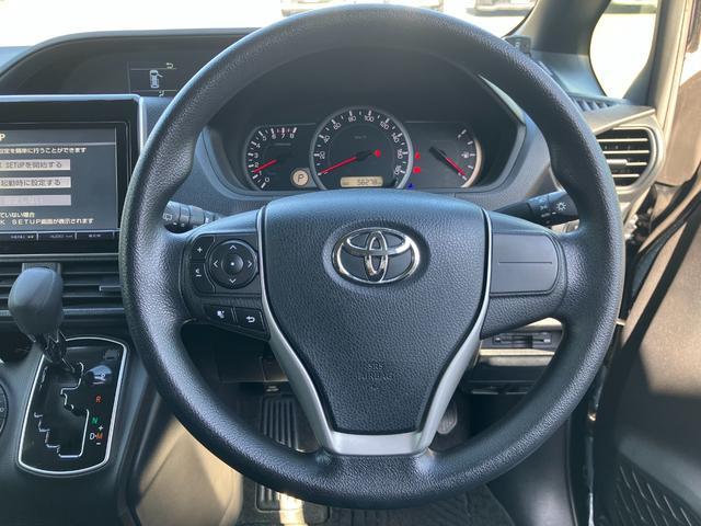 ヴォクシー Ｘ　シンクロウェザータイヤ　三列シート　スマートキー　チップアップシート　ミラー一体型前後ドラレコ　フルセグ　ＢＬＵＥＴＯＯＴＨ接続　バックカメラ　電格ミラー（9枚目）