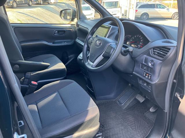 ヴォクシー Ｘ　シンクロウェザータイヤ　三列シート　スマートキー　チップアップシート　ミラー一体型前後ドラレコ　フルセグ　ＢＬＵＥＴＯＯＴＨ接続　バックカメラ　電格ミラー（10枚目）