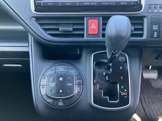 ヴォクシー Ｘ　シンクロウェザータイヤ　三列シート　スマートキー　チップアップシート　ミラー一体型前後ドラレコ　フルセグ　ＢＬＵＥＴＯＯＴＨ接続　バックカメラ　電格ミラー（16枚目）