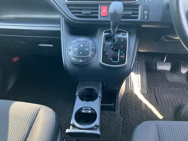 ヴォクシー Ｘ　シンクロウェザータイヤ　三列シート　スマートキー　チップアップシート　ミラー一体型前後ドラレコ　フルセグ　ＢＬＵＥＴＯＯＴＨ接続　バックカメラ　電格ミラー（17枚目）