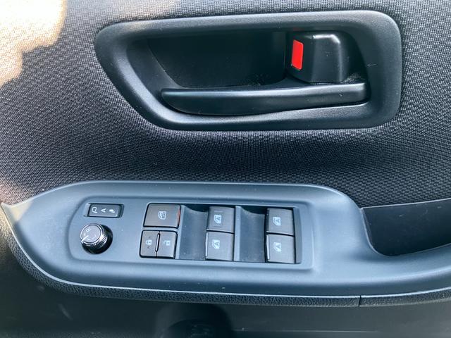 ヴォクシー Ｘ　シンクロウェザータイヤ　三列シート　スマートキー　チップアップシート　ミラー一体型前後ドラレコ　フルセグ　ＢＬＵＥＴＯＯＴＨ接続　バックカメラ　電格ミラー（20枚目）