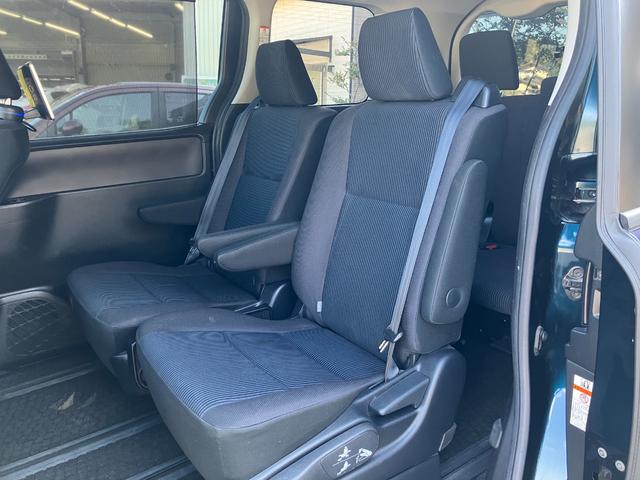 ヴォクシー Ｘ　シンクロウェザータイヤ　三列シート　スマートキー　チップアップシート　ミラー一体型前後ドラレコ　フルセグ　ＢＬＵＥＴＯＯＴＨ接続　バックカメラ　電格ミラー（24枚目）