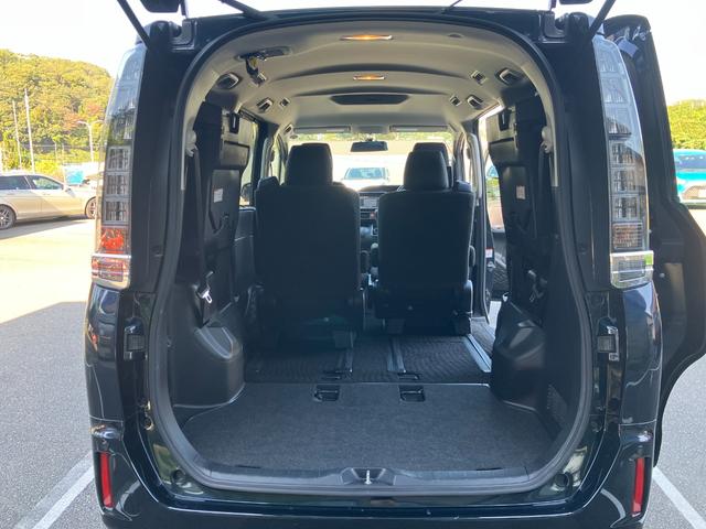 ヴォクシー Ｘ　シンクロウェザータイヤ　三列シート　スマートキー　チップアップシート　ミラー一体型前後ドラレコ　フルセグ　ＢＬＵＥＴＯＯＴＨ接続　バックカメラ　電格ミラー（28枚目）