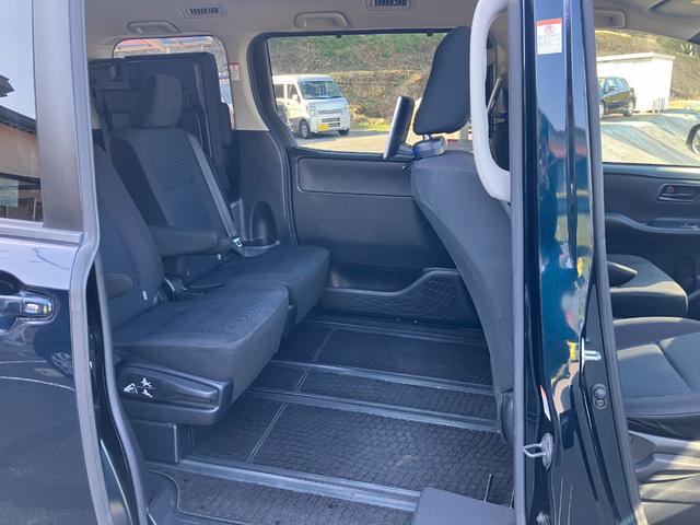 ヴォクシー Ｘ　シンクロウェザータイヤ　三列シート　スマートキー　チップアップシート　ミラー一体型前後ドラレコ　フルセグ　ＢＬＵＥＴＯＯＴＨ接続　バックカメラ　電格ミラー（29枚目）