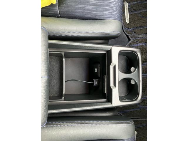 オデッセイ アブソルート　パドルシフト　クルーズコントロール　ハーフレザー　全方位カメラ　ＥＴＣ　ワンセグ　ＣＤ／ＤＶＤ再生　ＭＴモード　スマートキー　３列シート（40枚目）