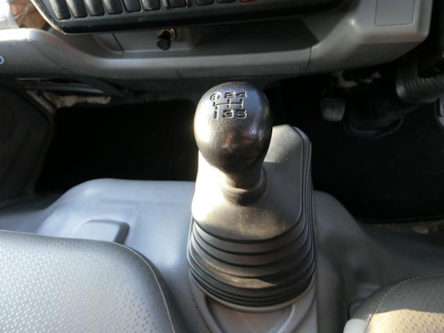 デュトロ 全低床ダンプ　５ＭＴ　ディーゼル　３ｔ積　３人乗り　ダンプシート　スペアタイヤ　パワーウィンドウ　パワステ　運転席エアバック　ダブルタイヤ（6枚目）