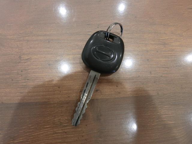 デュトロ 全低床ダンプ　５ＭＴ　ディーゼル　３ｔ積　３人乗り　ダンプシート　スペアタイヤ　パワーウィンドウ　パワステ　運転席エアバック　ダブルタイヤ（17枚目）