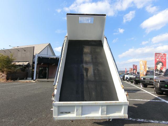 デュトロ 全低床ダンプ　５ＭＴ　ディーゼル　３ｔ積　３人乗り　ダンプシート　スペアタイヤ　パワーウィンドウ　パワステ　運転席エアバック　ダブルタイヤ（56枚目）