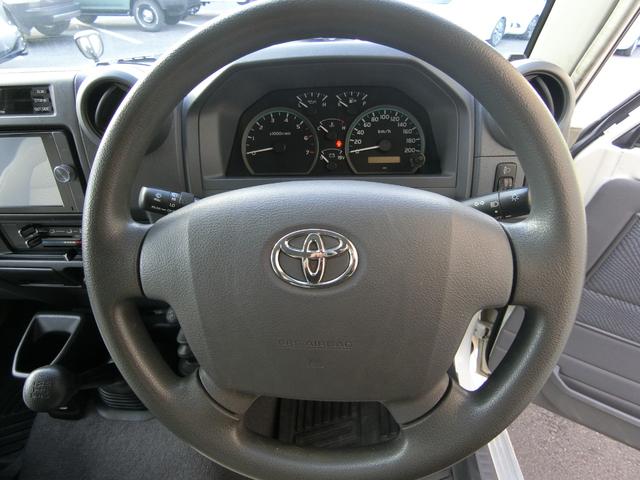 ランドクルーザー７０ バン　４ＷＤ　５ＭＴ　３０ＴＨアニバーサリー　ＢＦＧｏｏｄｉｃｈホワイトレター　リアベッドキット　前後ドライブレコーダー　ＥＴＣ　バックカメラ　シートカバー　純正フルセグナビ　キーレス　禁煙　記録簿（4枚目）