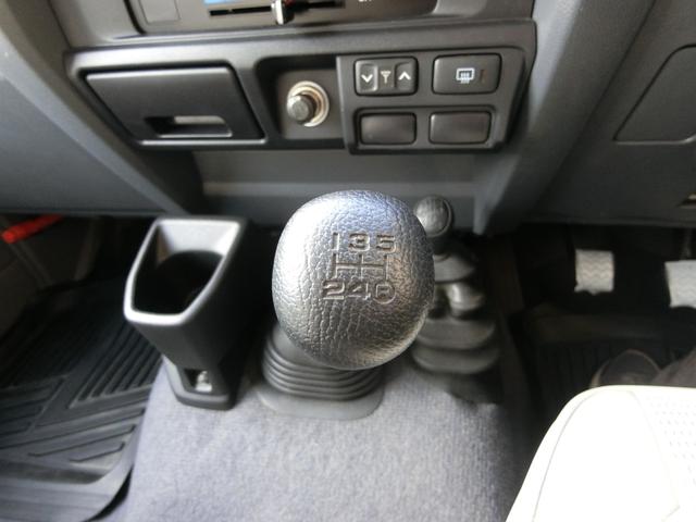 ランドクルーザー７０ バン　４ＷＤ　５ＭＴ　３０ＴＨアニバーサリー　ＢＦＧｏｏｄｉｃｈホワイトレター　リアベッドキット　前後ドライブレコーダー　ＥＴＣ　バックカメラ　シートカバー　純正フルセグナビ　キーレス　禁煙　記録簿（6枚目）