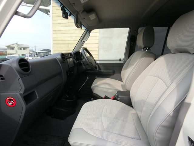 ランドクルーザー７０ バン　４ＷＤ　５ＭＴ　３０ＴＨアニバーサリー　ＢＦＧｏｏｄｉｃｈホワイトレター　リアベッドキット　前後ドライブレコーダー　ＥＴＣ　バックカメラ　シートカバー　純正フルセグナビ　キーレス　禁煙　記録簿（7枚目）