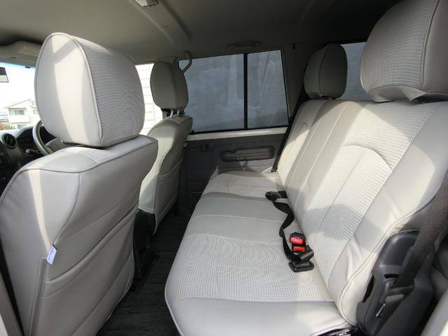 ランドクルーザー７０ バン　４ＷＤ　５ＭＴ　３０ＴＨアニバーサリー　ＢＦＧｏｏｄｉｃｈホワイトレター　リアベッドキット　前後ドライブレコーダー　ＥＴＣ　バックカメラ　シートカバー　純正フルセグナビ　キーレス　禁煙　記録簿（8枚目）