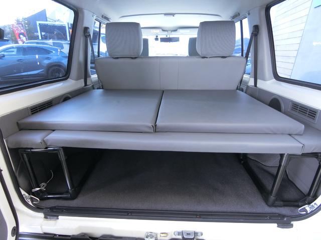 ランドクルーザー７０ バン　４ＷＤ　５ＭＴ　３０ＴＨアニバーサリー　ＢＦＧｏｏｄｉｃｈホワイトレター　リアベッドキット　前後ドライブレコーダー　ＥＴＣ　バックカメラ　シートカバー　純正フルセグナビ　キーレス　禁煙　記録簿（10枚目）