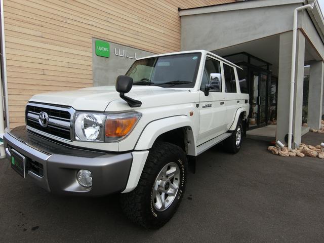 ランドクルーザー７０ バン　４ＷＤ　５ＭＴ　３０ＴＨアニバーサリー　ＢＦＧｏｏｄｉｃｈホワイトレター　リアベッドキット　前後ドライブレコーダー　ＥＴＣ　バックカメラ　シートカバー　純正フルセグナビ　キーレス　禁煙　記録簿（11枚目）
