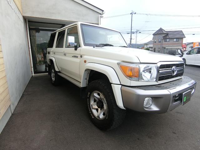 ランドクルーザー７０ バン　４ＷＤ　５ＭＴ　３０ＴＨアニバーサリー　ＢＦＧｏｏｄｉｃｈホワイトレター　リアベッドキット　前後ドライブレコーダー　ＥＴＣ　バックカメラ　シートカバー　純正フルセグナビ　キーレス　禁煙　記録簿（12枚目）
