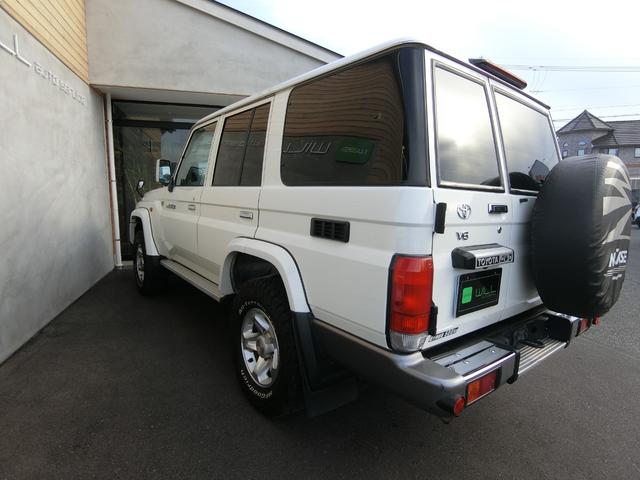 ランドクルーザー７０ バン　４ＷＤ　５ＭＴ　３０ＴＨアニバーサリー　ＢＦＧｏｏｄｉｃｈホワイトレター　リアベッドキット　前後ドライブレコーダー　ＥＴＣ　バックカメラ　シートカバー　純正フルセグナビ　キーレス　禁煙　記録簿（13枚目）