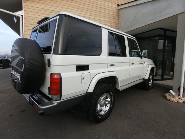 ランドクルーザー７０ バン　４ＷＤ　５ＭＴ　３０ＴＨアニバーサリー　ＢＦＧｏｏｄｉｃｈホワイトレター　リアベッドキット　前後ドライブレコーダー　ＥＴＣ　バックカメラ　シートカバー　純正フルセグナビ　キーレス　禁煙　記録簿（14枚目）