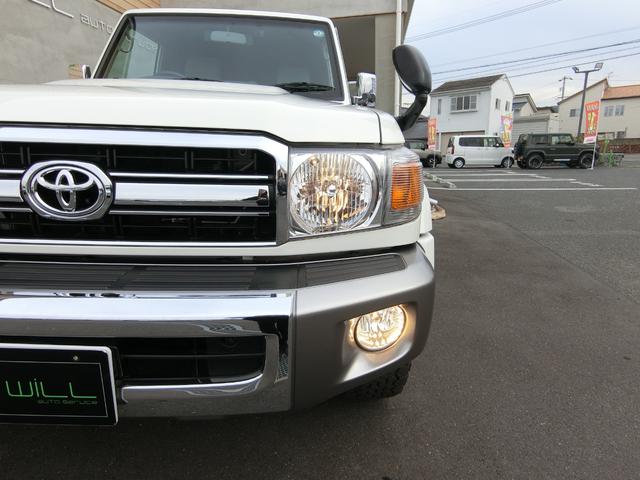 ランドクルーザー７０ バン　４ＷＤ　５ＭＴ　３０ＴＨアニバーサリー　ＢＦＧｏｏｄｉｃｈホワイトレター　リアベッドキット　前後ドライブレコーダー　ＥＴＣ　バックカメラ　シートカバー　純正フルセグナビ　キーレス　禁煙　記録簿（23枚目）