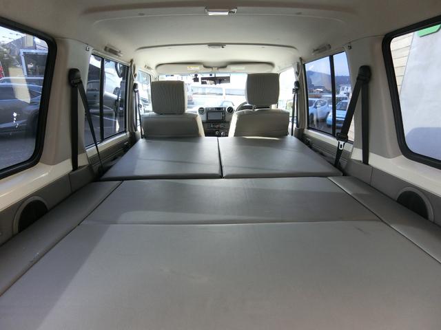 ランドクルーザー７０ バン　４ＷＤ　５ＭＴ　３０ＴＨアニバーサリー　ＢＦＧｏｏｄｉｃｈホワイトレター　リアベッドキット　前後ドライブレコーダー　ＥＴＣ　バックカメラ　シートカバー　純正フルセグナビ　キーレス　禁煙　記録簿（35枚目）