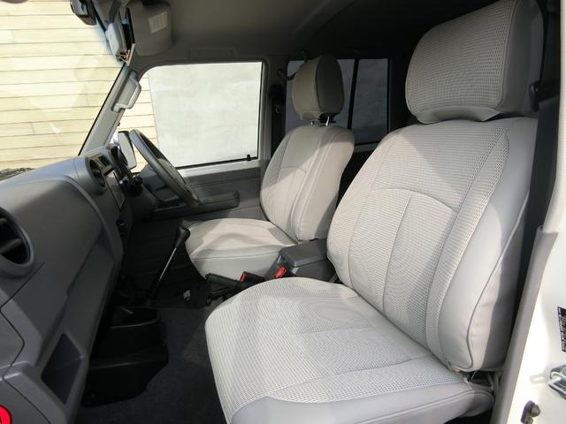 ランドクルーザー７０ バン　４ＷＤ　５ＭＴ　３０ＴＨアニバーサリー　ＢＦＧｏｏｄｉｃｈホワイトレター　リアベッドキット　前後ドライブレコーダー　ＥＴＣ　バックカメラ　シートカバー　純正フルセグナビ　キーレス　禁煙　記録簿（36枚目）