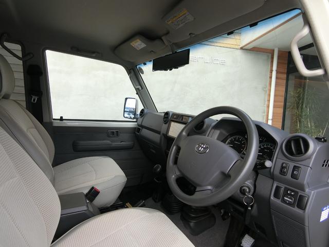 ランドクルーザー７０ バン　４ＷＤ　５ＭＴ　３０ＴＨアニバーサリー　ＢＦＧｏｏｄｉｃｈホワイトレター　リアベッドキット　前後ドライブレコーダー　ＥＴＣ　バックカメラ　シートカバー　純正フルセグナビ　キーレス　禁煙　記録簿（39枚目）