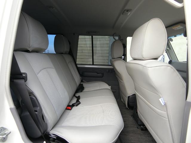 ランドクルーザー７０ バン　４ＷＤ　５ＭＴ　３０ＴＨアニバーサリー　ＢＦＧｏｏｄｉｃｈホワイトレター　リアベッドキット　前後ドライブレコーダー　ＥＴＣ　バックカメラ　シートカバー　純正フルセグナビ　キーレス　禁煙　記録簿（41枚目）