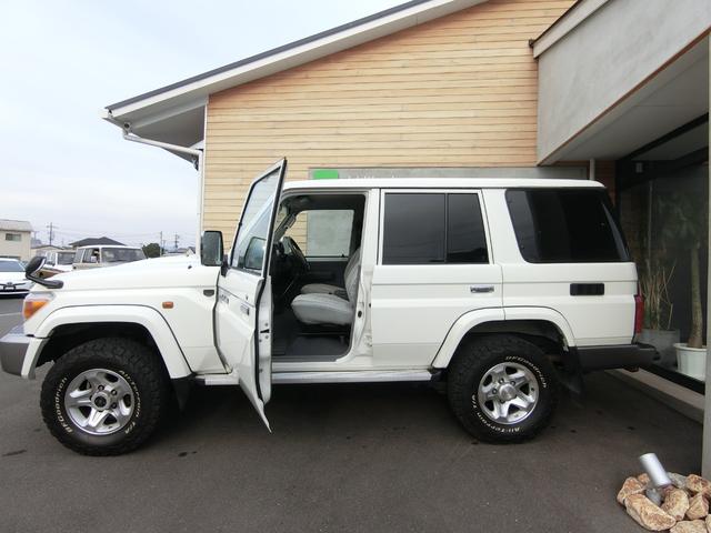 ランドクルーザー７０ バン　４ＷＤ　５ＭＴ　３０ＴＨアニバーサリー　ＢＦＧｏｏｄｉｃｈホワイトレター　リアベッドキット　前後ドライブレコーダー　ＥＴＣ　バックカメラ　シートカバー　純正フルセグナビ　キーレス　禁煙　記録簿（48枚目）