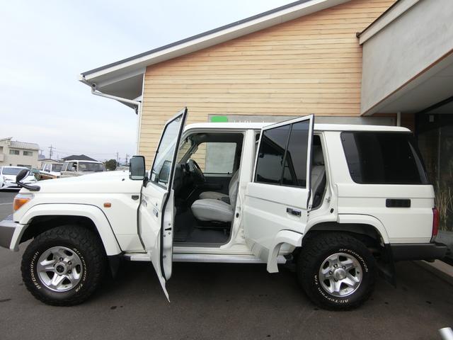 ランドクルーザー７０ バン　４ＷＤ　５ＭＴ　３０ＴＨアニバーサリー　ＢＦＧｏｏｄｉｃｈホワイトレター　リアベッドキット　前後ドライブレコーダー　ＥＴＣ　バックカメラ　シートカバー　純正フルセグナビ　キーレス　禁煙　記録簿（49枚目）