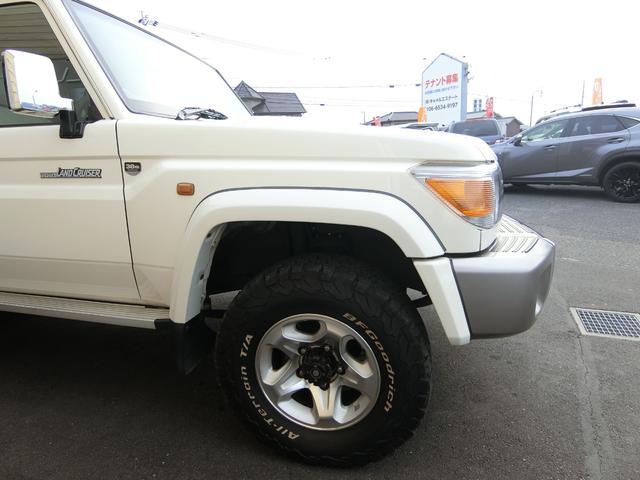 ランドクルーザー７０ バン　４ＷＤ　５ＭＴ　３０ＴＨアニバーサリー　ＢＦＧｏｏｄｉｃｈホワイトレター　リアベッドキット　前後ドライブレコーダー　ＥＴＣ　バックカメラ　シートカバー　純正フルセグナビ　キーレス　禁煙　記録簿（51枚目）