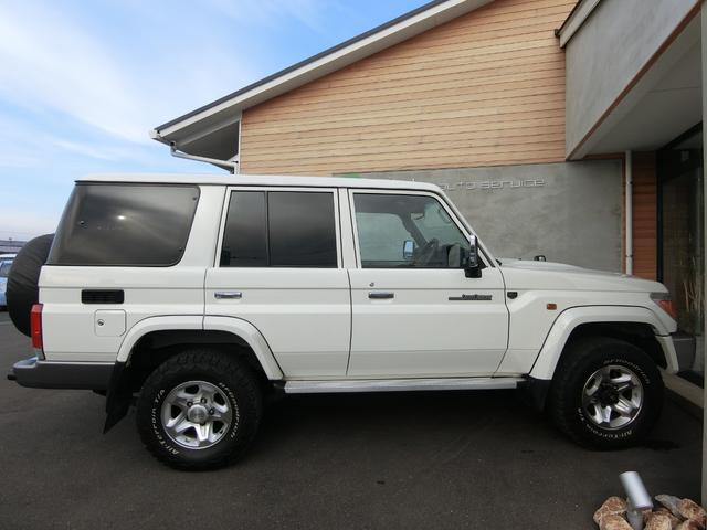 ランドクルーザー７０ バン　４ＷＤ　５ＭＴ　３０ＴＨアニバーサリー　ＢＦＧｏｏｄｉｃｈホワイトレター　リアベッドキット　前後ドライブレコーダー　ＥＴＣ　バックカメラ　シートカバー　純正フルセグナビ　キーレス　禁煙　記録簿（53枚目）