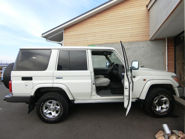 ランドクルーザー７０ バン　４ＷＤ　５ＭＴ　３０ＴＨアニバーサリー　ＢＦＧｏｏｄｉｃｈホワイトレター　リアベッドキット　前後ドライブレコーダー　ＥＴＣ　バックカメラ　シートカバー　純正フルセグナビ　キーレス　禁煙　記録簿（54枚目）