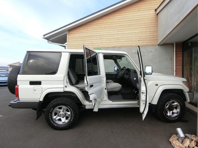 ランドクルーザー７０ バン　４ＷＤ　５ＭＴ　３０ＴＨアニバーサリー　ＢＦＧｏｏｄｉｃｈホワイトレター　リアベッドキット　前後ドライブレコーダー　ＥＴＣ　バックカメラ　シートカバー　純正フルセグナビ　キーレス　禁煙　記録簿（55枚目）