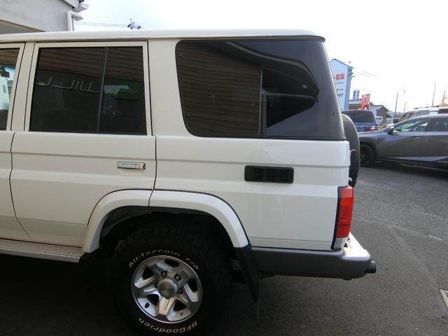 ランドクルーザー７０ バン　４ＷＤ　５ＭＴ　３０ＴＨアニバーサリー　ＢＦＧｏｏｄｉｃｈホワイトレター　リアベッドキット　前後ドライブレコーダー　ＥＴＣ　バックカメラ　シートカバー　純正フルセグナビ　キーレス　禁煙　記録簿（56枚目）