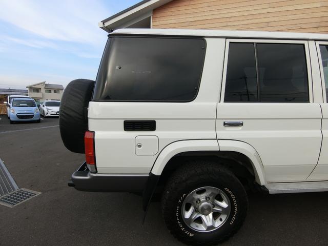 ランドクルーザー７０ バン　４ＷＤ　５ＭＴ　３０ＴＨアニバーサリー　ＢＦＧｏｏｄｉｃｈホワイトレター　リアベッドキット　前後ドライブレコーダー　ＥＴＣ　バックカメラ　シートカバー　純正フルセグナビ　キーレス　禁煙　記録簿（57枚目）