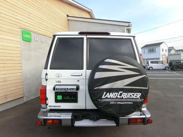 ランドクルーザー７０ バン　４ＷＤ　５ＭＴ　３０ＴＨアニバーサリー　ＢＦＧｏｏｄｉｃｈホワイトレター　リアベッドキット　前後ドライブレコーダー　ＥＴＣ　バックカメラ　シートカバー　純正フルセグナビ　キーレス　禁煙　記録簿（60枚目）