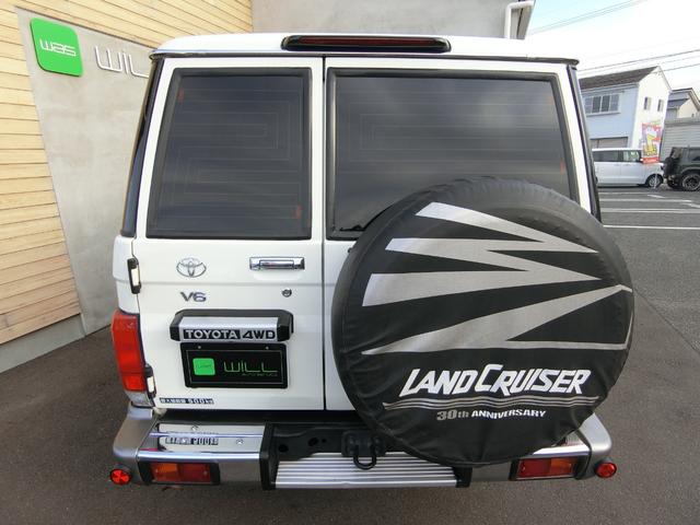 ランドクルーザー７０ バン　４ＷＤ　５ＭＴ　３０ＴＨアニバーサリー　ＢＦＧｏｏｄｉｃｈホワイトレター　リアベッドキット　前後ドライブレコーダー　ＥＴＣ　バックカメラ　シートカバー　純正フルセグナビ　キーレス　禁煙　記録簿（61枚目）