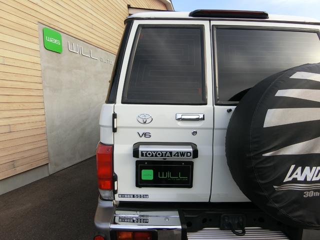 ランドクルーザー７０ バン　４ＷＤ　５ＭＴ　３０ＴＨアニバーサリー　ＢＦＧｏｏｄｉｃｈホワイトレター　リアベッドキット　前後ドライブレコーダー　ＥＴＣ　バックカメラ　シートカバー　純正フルセグナビ　キーレス　禁煙　記録簿（63枚目）