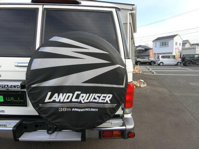 ランドクルーザー７０ バン　４ＷＤ　５ＭＴ　３０ＴＨアニバーサリー　ＢＦＧｏｏｄｉｃｈホワイトレター　リアベッドキット　前後ドライブレコーダー　ＥＴＣ　バックカメラ　シートカバー　純正フルセグナビ　キーレス　禁煙　記録簿（64枚目）